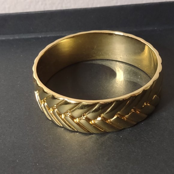 7.5 Inch Gold Tone Metal J Crew Bangle - Picture 8 of 8